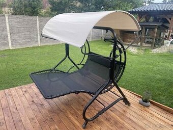 Zahradní houpačka se stříškou