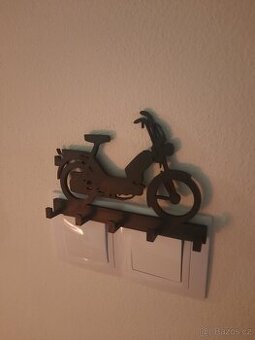 Stylový držák babetta na klíče