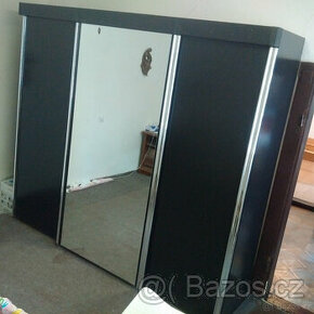 Černá posuvná zrcadlová skříň