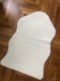 2x Umělý beraní kobereček značky IKEA