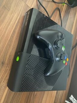 Xbox 360 e + ovladač + zdroj