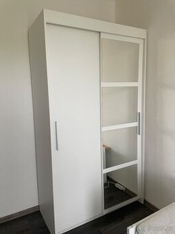 Šatní skříň s posuvnými dveřmi