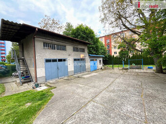 Prodej tří garáží a stavebního pozemku o výměře 857 m² v Uhe - 1
