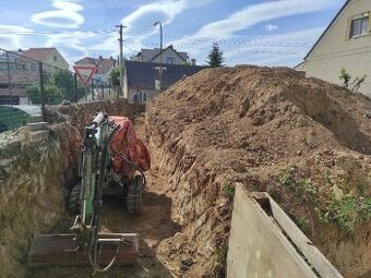 Hlína za odvoz, JE TU BAGR