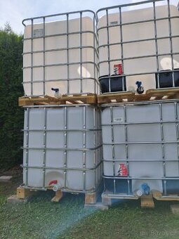 Ibc kontejner 1000 l na dřevěné paletě.