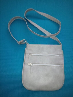 Stylová šedá crossbody kabelka s praktickými kapsami