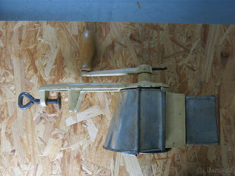 Mlýnek na strouhanku, ořechy a sýr