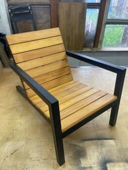 Zahradní křeslo a stolek