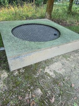 trampolína do země