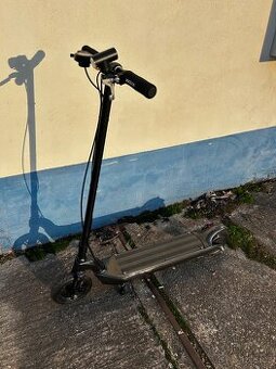 karbonova elektricka kolobezka