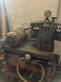 Dvoupistovy kompresor