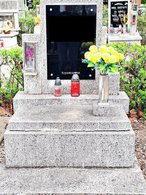 Hrob s náhrobkem Chomutov