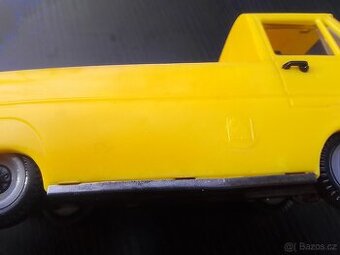 Škoda 1203. Žlutá.   Paráda Cena