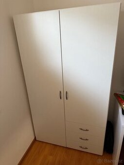 Šatní skříň se třemi šuplíky - jako nová