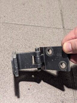závěs dveří Audi A6 C4 1994-1997 OEM 4A0831401