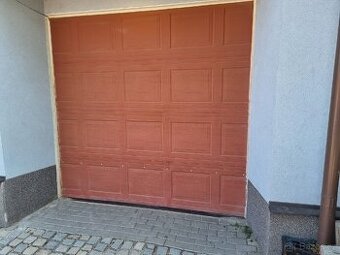 Sekční garážová vrata s El. Pohonem.