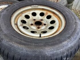 VW Amarok kola.