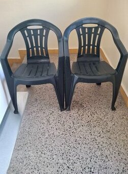 Plastové židle.