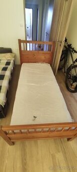 Prodám dřevěnou postel 90x2000 s téměř novou matrací.