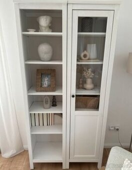 VITRÍNA IKEA HEMNES BÍLÉ MOŘIDLO......