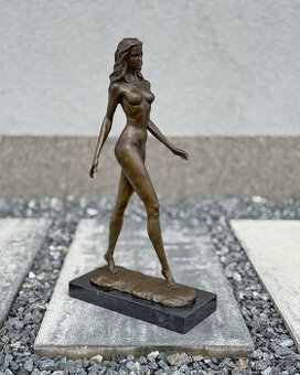Exkluzivní bronzová socha Žena v kroku umělecký dekor