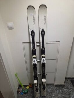 Sjezdové carvingové lyže Atomic Cloud v délce 159 cm