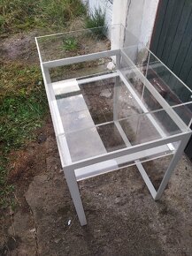 Kovový stůl s boxy