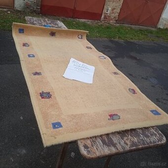 Koberec světlý obdélníkový tvar rozměr 150x80cm )