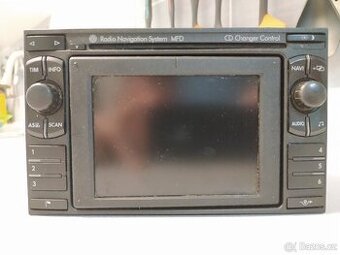 Autorádio Sharan s navigací.
