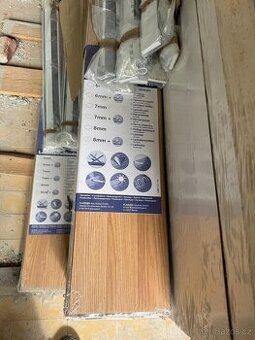 Prodám plovoucí laminátovou podlahu DUB - 135 m2