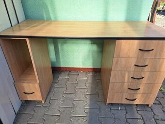 Pracovni stůl