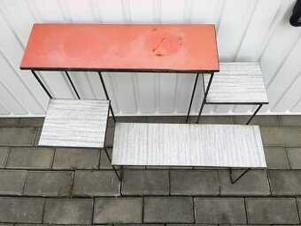 Retro stolek na kvetiny. Brusel