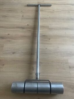 Půjčím válec na válcování vinylové podlahy