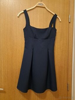 Tmavě modré hladké šaty i na taneční.