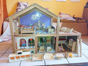 Domek pro panenky / petshop apod., ze dřeva