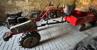 Malotraktor s přívěsem