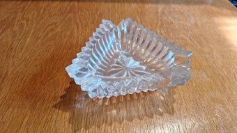 Broušený popelník z čirého skla