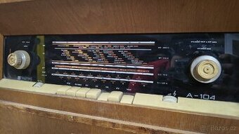 Retro hudební skříň Resprom A-104 – Svítí, ladí, točí se