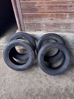 Prodám 4 ks 215/60/R17 letních pneumatik Goodyear
