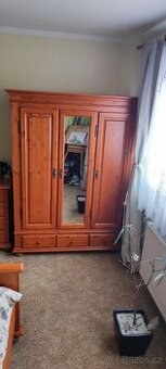 Šatní skříň z masivu