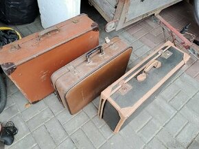 Staré retro cestovní kufry