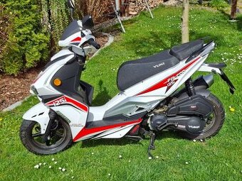 Skútr YUKI 125i Falcon bílo červený