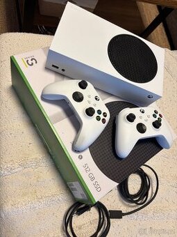 Xbox Series S 512 GB + 2 ovladače – Perfektní stav