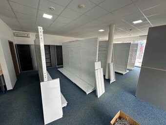 Regálový a závěsný systém pro sklad či prodejnu