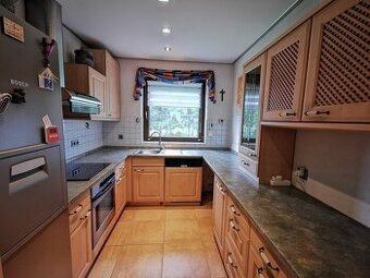 Moderní kuchyňská linka se spotřebiči