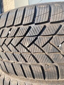 Zánovní zimní pneu 215/45 R17