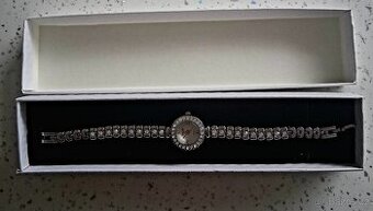 Hodinkky dámské. Se štrasovým náramkem. Nepoužté.