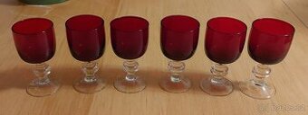 panáky na nožičce z červeného skla / skleničky na likér