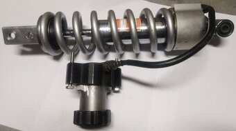 Suzuki DL650 V-strom - zadní tlumič