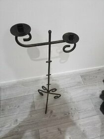 Krásný kovaný svícen patyna